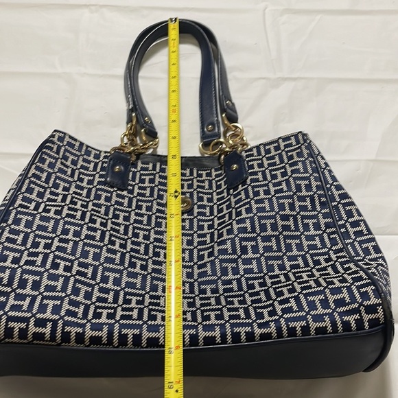Tommy Hilfiger women’s handbag in like new condition. Mainly navy with white TH - Picture 7 of 10